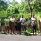 Kepala Desa Kateri bersama warga secara gotong royong melakukan penanaman pohon di sepanjang pinggir jalan yang melintasi kawasan Suaka Margasatwa Kateri. (Foto-Ist)