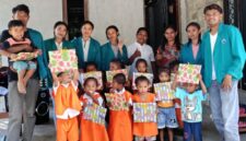 Mahasiswa Universitas Timor Hadir dan berperan aktif sebagai fasilitator pembelajaran yang kreatif dan inspiratif bagi anak-anak usia dini. (Foto-red)
