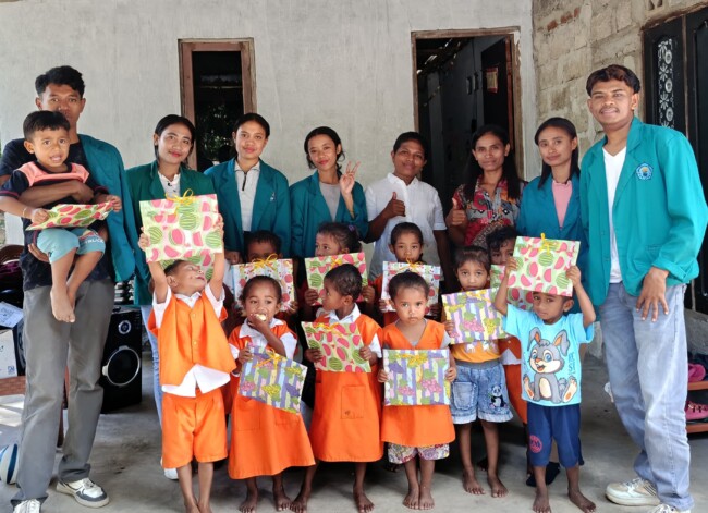 Mahasiswa Universitas Timor Hadir dan berperan aktif sebagai fasilitator pembelajaran yang kreatif dan inspiratif bagi anak-anak usia dini. (Foto-red)
