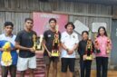 Agustinus Nahak Wakil Ketua Komisi V DPRD Provinsi Nusa Tenggara Timur, Serahkan Piala Kepada GEMMA Kefamenanu Turnamen GEMMA Cup III. (Foto-red)
