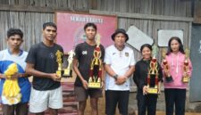 Agustinus Nahak Wakil Ketua Komisi V DPRD Provinsi Nusa Tenggara Timur, Serahkan Piala Kepada GEMMA Kefamenanu Turnamen GEMMA Cup III. (Foto-red)