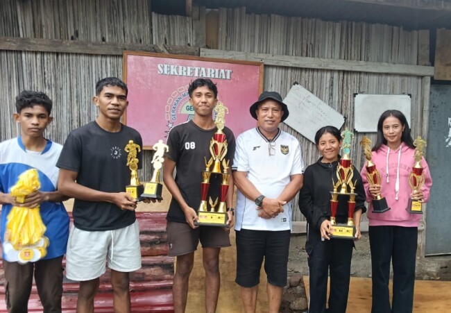 Agustinus Nahak Wakil Ketua Komisi V DPRD Provinsi Nusa Tenggara Timur, Serahkan Piala Kepada GEMMA Kefamenanu Turnamen GEMMA Cup III. (Foto-red)