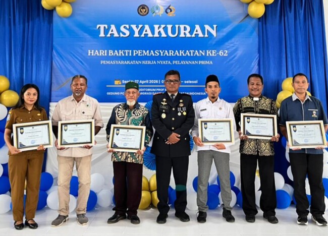 Sejumlah tokoh dan mitra kerja mendapatkan Penghargaan
sebagai bentuk apresiasi tinggi atas dedikasi dan kontribusi nyata. (Foto-Ist)