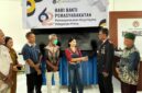 Rutan Kefamenanu menyerahkan bantuan sosial berupa satu unit gerobak jualan dan sejumlah paket sembako kepada keluarga WBP yang kurang mampu. (Foto-Ist)