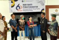 Rutan Kefamenanu menyerahkan bantuan sosial berupa satu unit gerobak jualan dan sejumlah paket sembako kepada keluarga WBP yang kurang mampu. (Foto-Ist)