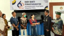 Rutan Kefamenanu menyerahkan bantuan sosial berupa satu unit gerobak jualan dan sejumlah paket sembako kepada keluarga WBP yang kurang mampu. (Foto-Ist)