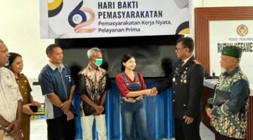 Rutan Kefamenanu menyerahkan bantuan sosial berupa satu unit gerobak jualan dan sejumlah paket sembako kepada keluarga WBP yang kurang mampu. (Foto-Ist)