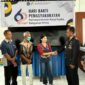 Rutan Kefamenanu menyerahkan bantuan sosial berupa satu unit gerobak jualan dan sejumlah paket sembako kepada keluarga WBP yang kurang mampu. (Foto-Ist)