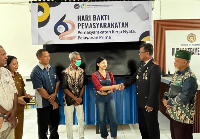 Rutan Kefamenanu menyerahkan bantuan sosial berupa satu unit gerobak jualan dan sejumlah paket sembako kepada keluarga WBP yang kurang mampu. (Foto-Ist)