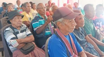 Anggota DPRD Malaka Menjawabi Keluhan Masyarakat Dengan Bersedia Memberikan Empat Buah Tangki Semprot Elektronik untuk Masyarakat Desa Rabasa. (Foto-red)