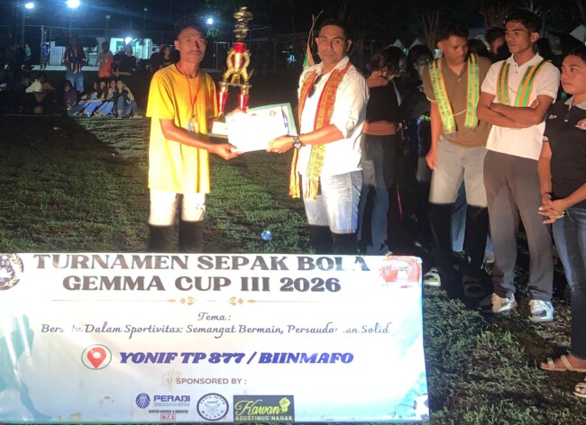Penyerahan Penghargaan Kepada Tim Pemenang oleh Ketua Peradi Atambua Melkianus Conterius Seran S.H.,MH., C.Me.  (Foto-red)