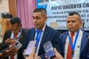 Ketua DPC Peradi Atambua,  Melkianus Conterius Seran S.H.,MH.,C.Me, Diwawancarai Usai Kegiatan RAC di Hotel Nusa Dua Betun. (Foto-red)