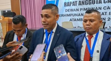 Ketua DPC Peradi Atambua,  Melkianus Conterius Seran S.H.,MH.,C.Me, Diwawancarai Usai Kegiatan RAC di Hotel Nusa Dua Betun. (Foto-red)