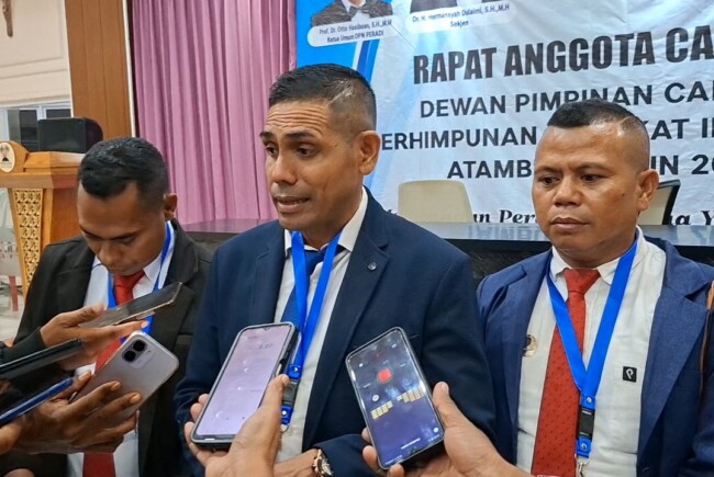 Ketua DPC Peradi Atambua,  Melkianus Conterius Seran S.H.,MH.,C.Me, Diwawancarai Usai Kegiatan RAC di Hotel Nusa Dua Betun. (Foto-red)