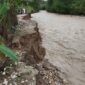 Kondisi akses jalan Penghubung Weoe ke Dusun Uluklubuk Kecamatan Wewiku, Terancam Putus Total. (Foto-red)