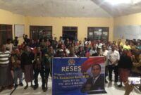 Anggota DPRD Provinsi NTT, Kasimirus Kolo, Foto Bersama Warga Usai Kegiatan Reses di Desa Alas , Kecamatan Kobalima, Kabupaten Malak. (Foto-red)