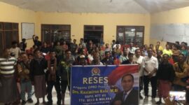 Anggota DPRD Provinsi NTT, Kasimirus Kolo, Foto Bersama Warga Usai Kegiatan Reses di Desa Alas , Kecamatan Kobalima, Kabupaten Malak. (Foto-red)