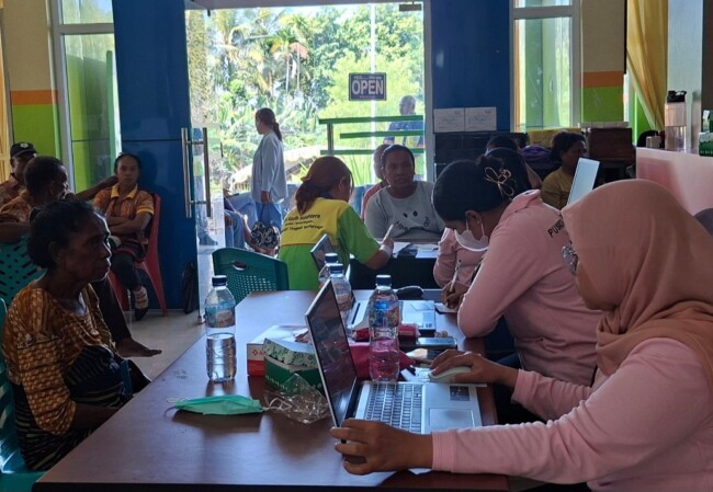 Proses Donor darah dan pengobatan Gratis, Jelang HUT Ke - 19 CU Kasih Sejahtera Betun. (Foto-red)