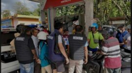 Satreskrim Polres Malaka Tertibkan Antrean BBM, Pastikan Distribusi Tepat Sasaran. (Foto-red)