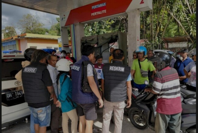 Satreskrim Polres Malaka Tertibkan Antrean BBM, Pastikan Distribusi Tepat Sasaran. (Foto-red)