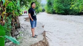Ketua Fraksi Partai NasDem Agerius Agustinus Bria S.H.,MH Turun Mengecek Langusng Kondisi Longsor di Dusun Uluklubuk,  Desa Weoe,  Kecamatan Wewiku. (Foto-red)