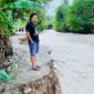 Ketua Fraksi Partai NasDem Agerius Agustinus Bria S.H.,MH Turun Mengecek Langusng Kondisi Longsor di Dusun Uluklubuk,  Desa Weoe,  Kecamatan Wewiku. (Foto-red)