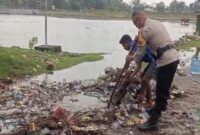 Kapolsek Malaka Barat IPDA Dony R Alfatah, Melalui Bhabinkamtibmas Desa Umatoos Bersama Warga Bersihkan Tumpukan Kotoran Untuk Lancarkan Air tergenang. (Foto-red)