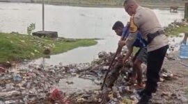 Kapolsek Malaka Barat IPDA Dony R Alfatah, Melalui Bhabinkamtibmas Desa Umatoos Bersama Warga Bersihkan Tumpukan Kotoran Untuk Lancarkan Air tergenang. (Foto-red)