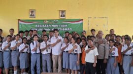 Perwakilan Polres Malaka, bersama siswa SMAS R.A Kartini, Usai paparkan Materi. (Foto-red)