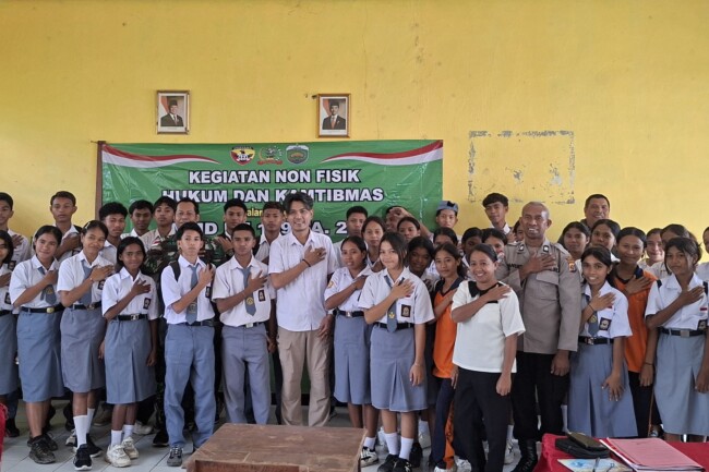 Perwakilan Polres Malaka, bersama siswa SMAS R.A Kartini, Usai paparkan Materi. (Foto-red)