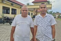 Lambertus Mali (Korban), Didampingi Adv. Wilfridus Son Lau S.H.,MH Usai Cek Perkembangan Proses Dugaan Pemalsuan Tandatangan di Polres Malaka. (Foto-red)