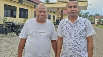 Lambertus Mali (Korban), Didampingi Adv. Wilfridus Son Lau S.H.,MH Usai Cek Perkembangan Proses Dugaan Pemalsuan Tandatangan di Polres Malaka. (Foto-red)