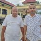 Lambertus Mali (Korban), Didampingi Adv. Wilfridus Son Lau S.H.,MH Usai Cek Perkembangan Proses Dugaan Pemalsuan Tandatangan di Polres Malaka. (Foto-red)