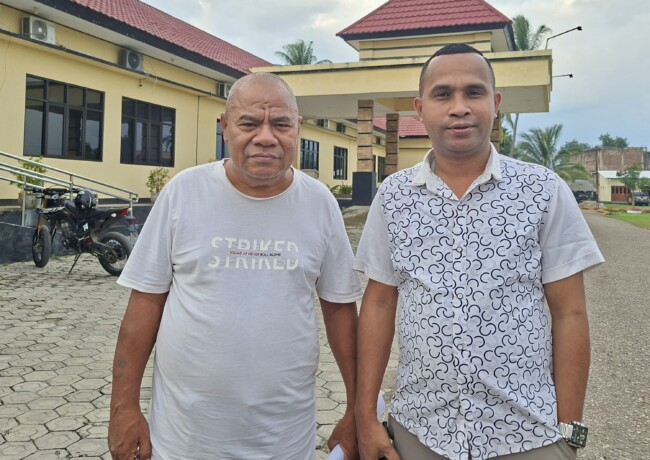 Lambertus Mali (Korban), Didampingi Adv. Wilfridus Son Lau S.H.,MH Usai Cek Perkembangan Proses Dugaan Pemalsuan Tandatangan di Polres Malaka. (Foto-red)