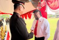 Kapolres Malaka, Riki Ganjar Gumilar, saat memberikan Penghargaan kepada Kanit Buser Aipda Elifas Tano. (Foto-red)