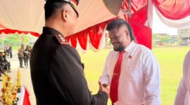 Kapolres Malaka, Riki Ganjar Gumilar, saat memberikan Penghargaan kepada Kanit Buser Aipda Elifas Tano. (Foto-red)