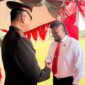 Kapolres Malaka, Riki Ganjar Gumilar, saat memberikan Penghargaan kepada Kanit Buser Aipda Elifas Tano. (Foto-red)