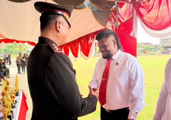 Kapolres Malaka, Riki Ganjar Gumilar, saat memberikan Penghargaan kepada Kanit Buser Aipda Elifas Tano. (Foto-red)
