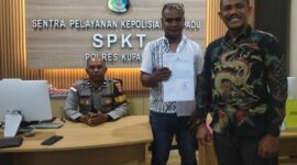 Korban Penipuan Didampingi Kuasa Hukum, Yulianus Bria Nahak S.H.,MH, Usai Adakan Laporan Resmi di Polres Kupang. (Foto-Ist)