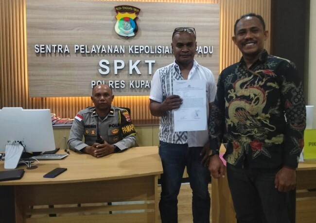 Korban Penipuan Didampingi Kuasa Hukum, Yulianus Bria Nahak S.H.,MH, Usai Adakan Laporan Resmi di Polres Kupang. (Foto-Ist)