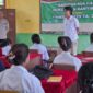 Kanit Idik 1 Sat Reskrim Polres Malaka, Esa Defryandi Stepanus, dalam pemaparan materinya di Aula SMAS R.A Kartini. (Foto-red)