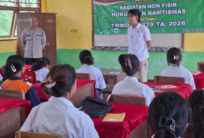 Kanit Idik 1 Sat Reskrim Polres Malaka, Esa Defryandi Stepanus, dalam pemaparan materinya di Aula SMAS R.A Kartini. (Foto-red)