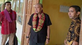 Anggota DPRD Provinsi NTT, Agustinus Nahak Saat Kunjungan di SMA Negeri Bateti. (Foto-red)