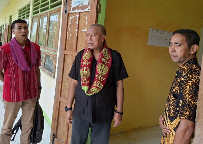 Anggota DPRD Provinsi NTT, Agustinus Nahak Saat Kunjungan di SMA Negeri Bateti. (Foto-red)