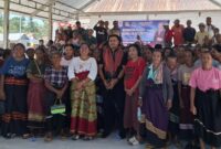 Ketua Fraksi Partai NasDem,  Agerius Agustinus Bria S.H.,MH, foto bersama Warga Desa Umalor. (Foto-red)