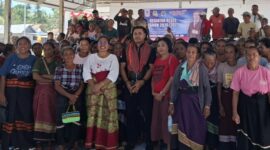Ketua Fraksi Partai NasDem,  Agerius Agustinus Bria S.H.,MH, foto bersama Warga Desa Umalor. (Foto-red)