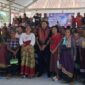 Ketua Fraksi Partai NasDem,  Agerius Agustinus Bria S.H.,MH, foto bersama Warga Desa Umalor. (Foto-red)