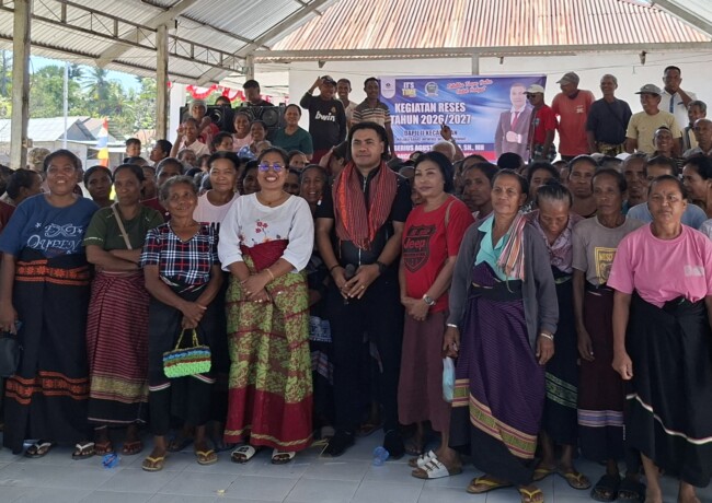 Ketua Fraksi Partai NasDem,  Agerius Agustinus Bria S.H.,MH, foto bersama Warga Desa Umalor. (Foto-red)