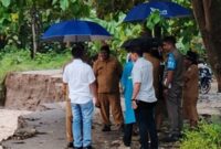 Wakil Bupati HMS saat berkunjung, Jalan Longsor di Desa Weoe, Dusun Uluklubuk. (Foto-Ist)