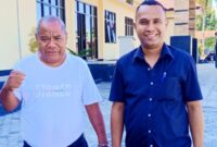 Lambertus Mali, Didampingi Penasehat Hukum, Mengecek Kasus Dugaan Pemalsuan Tandatangan Oleh Kepala Sekolah SDK Manumuti. (Foto-red)